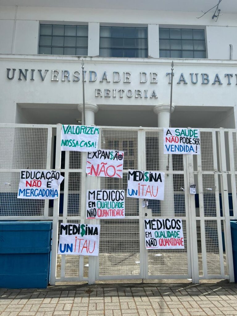 Estudantes de Medicina da UNITAU se manifestam contra a expansão do campus para Cruzeiro e cobram melhorias da universidade