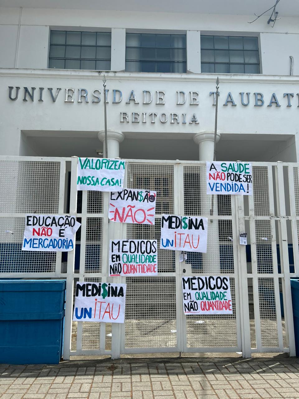 Estudantes de Medicina da UNITAU se manifestam contra a expansão do campus para Cruzeiro e cobram melhorias da universidade